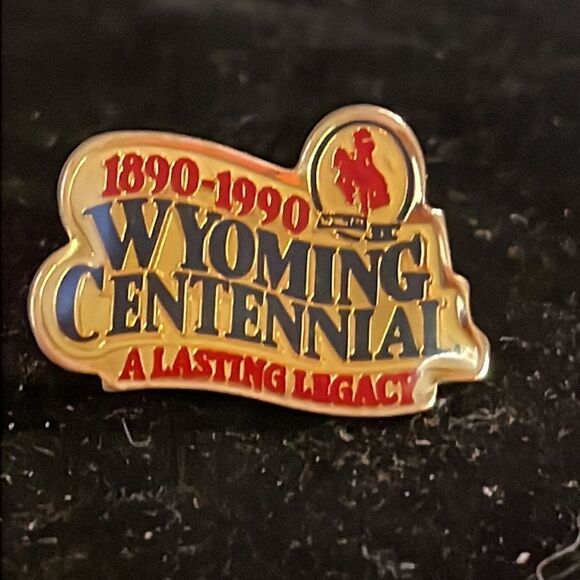Vintage-1990-1” gold tone “Wyoming Centennial 1890-1990” hat/lapel pin/tie tack - Picture 2 of 10